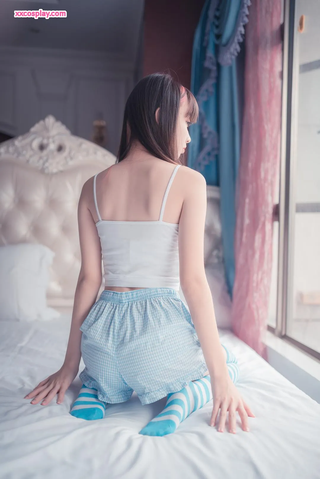 Zumu Zi: Adorable in Blue-White Striped Thigh-High Stockings